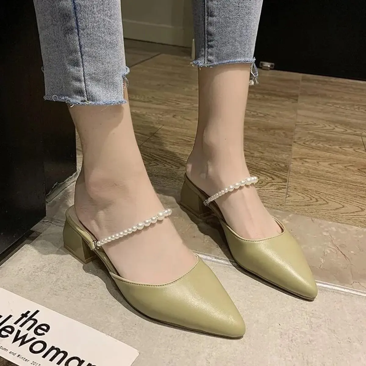 2024 String Bead Belt Scarpe Donna Med Tacchi alti Pantofole Zeppe Sandali Femme Mocassini a punta Ladies Pearl Slides