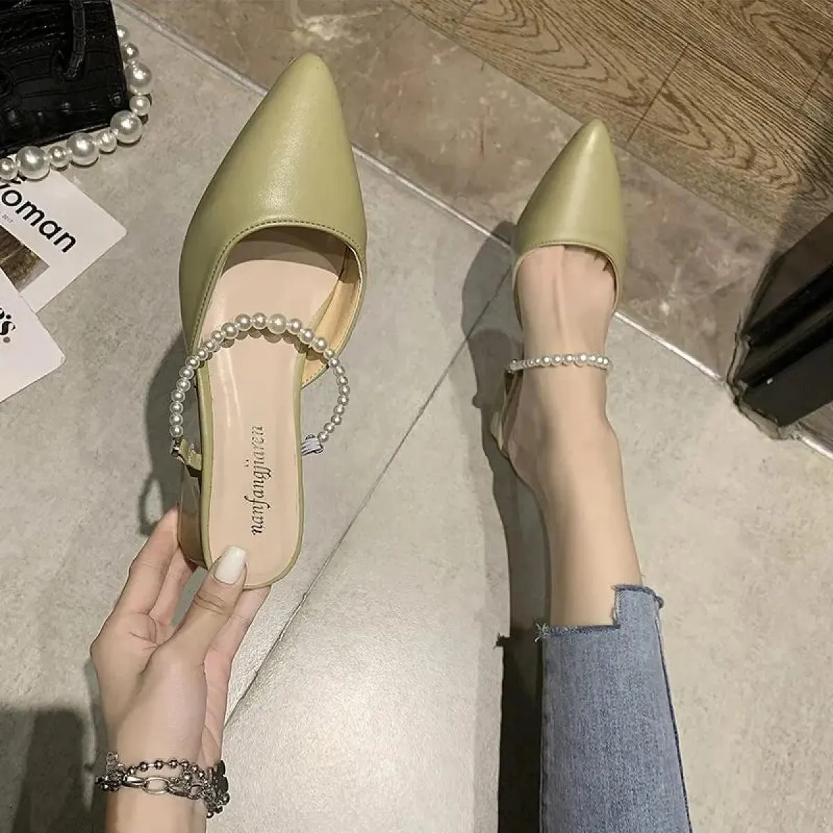 2024 String Bead Belt Scarpe Donna Med Tacchi alti Pantofole Zeppe Sandali Femme Mocassini a punta Ladies Pearl Slides