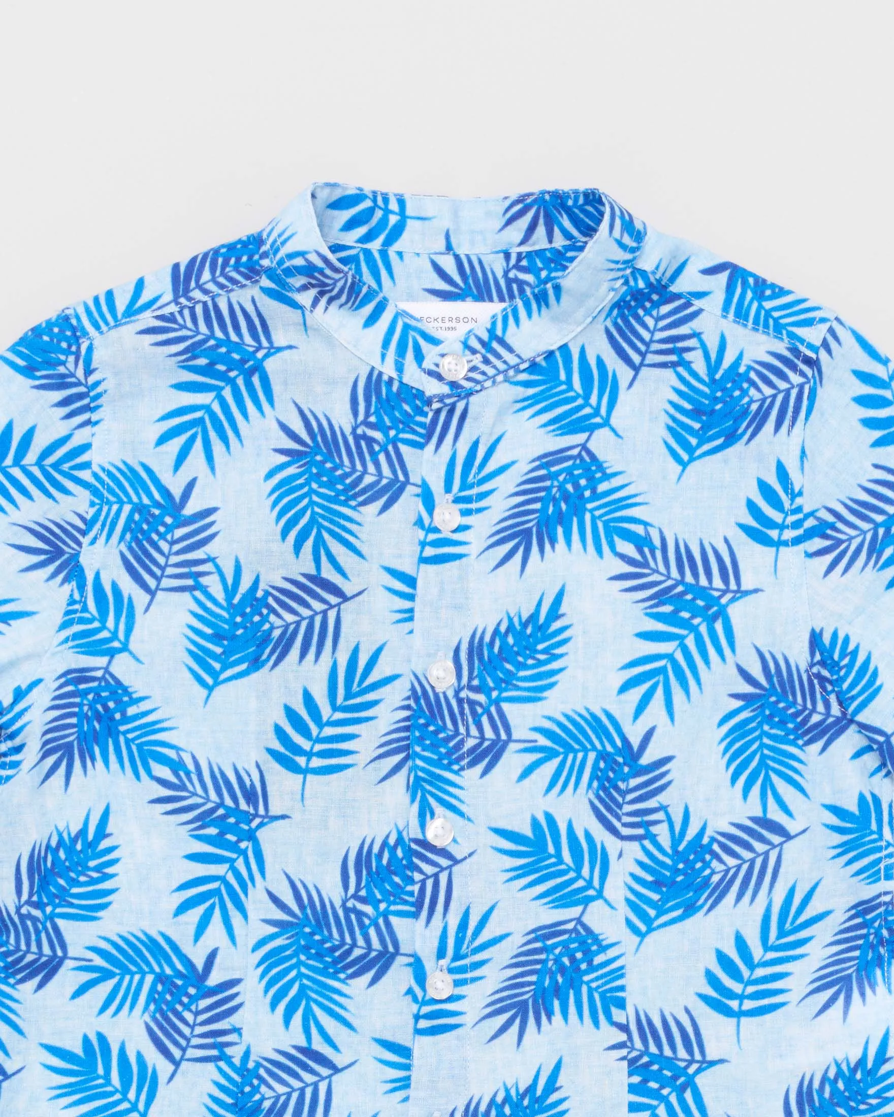 Camicia mezza manica azzurra con collo alla coreana in lino e cotone a fantasia hawaiana 2-7 anni
