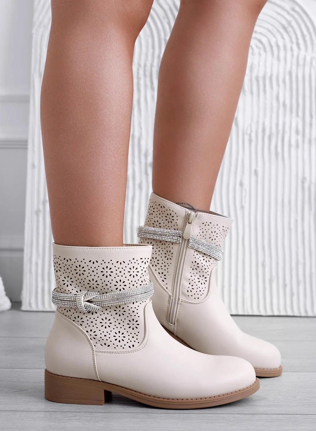 KATE - Stivaletti beige traforati con fascia gioiello