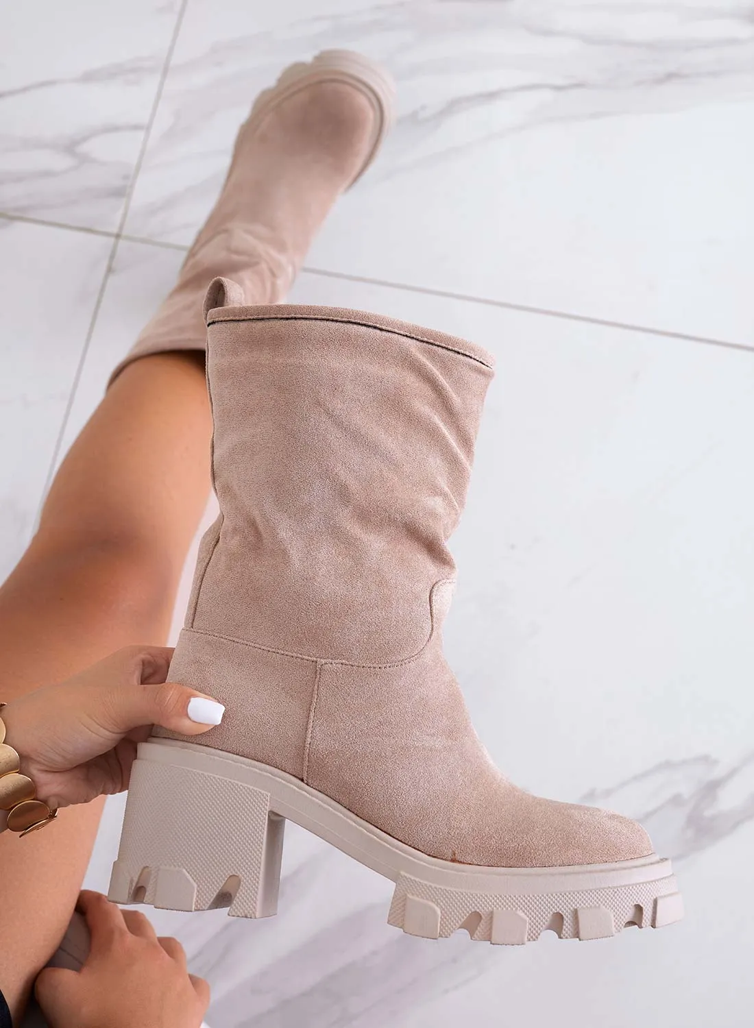 MAYA - Stivaletti beige Alexoo con tacco comodo