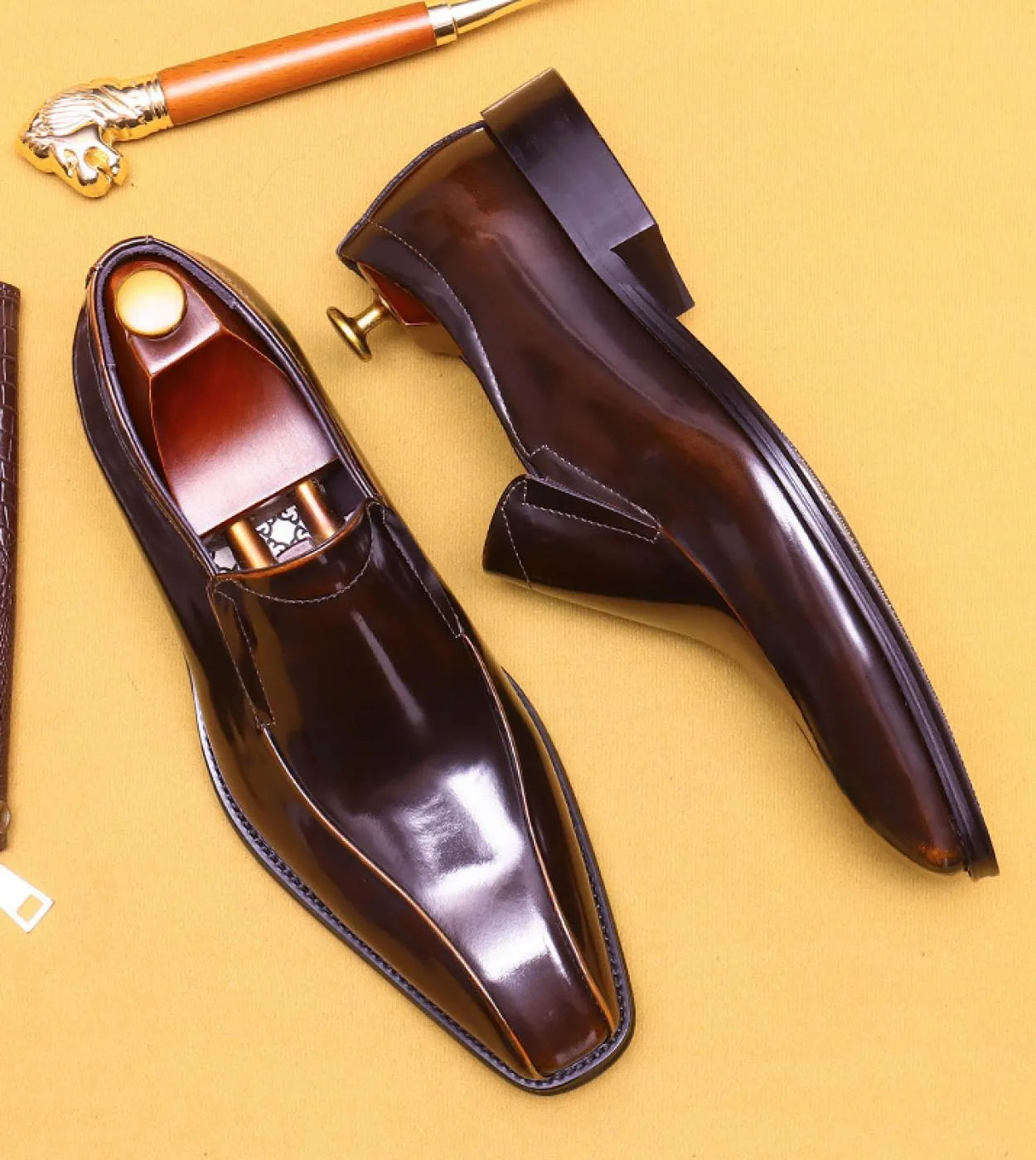 Mocassini eleganti da uomo italiani Luxury Genuine Leather 2023 New Style Desiger Abito in pelle verniciata Business Wedding Soc