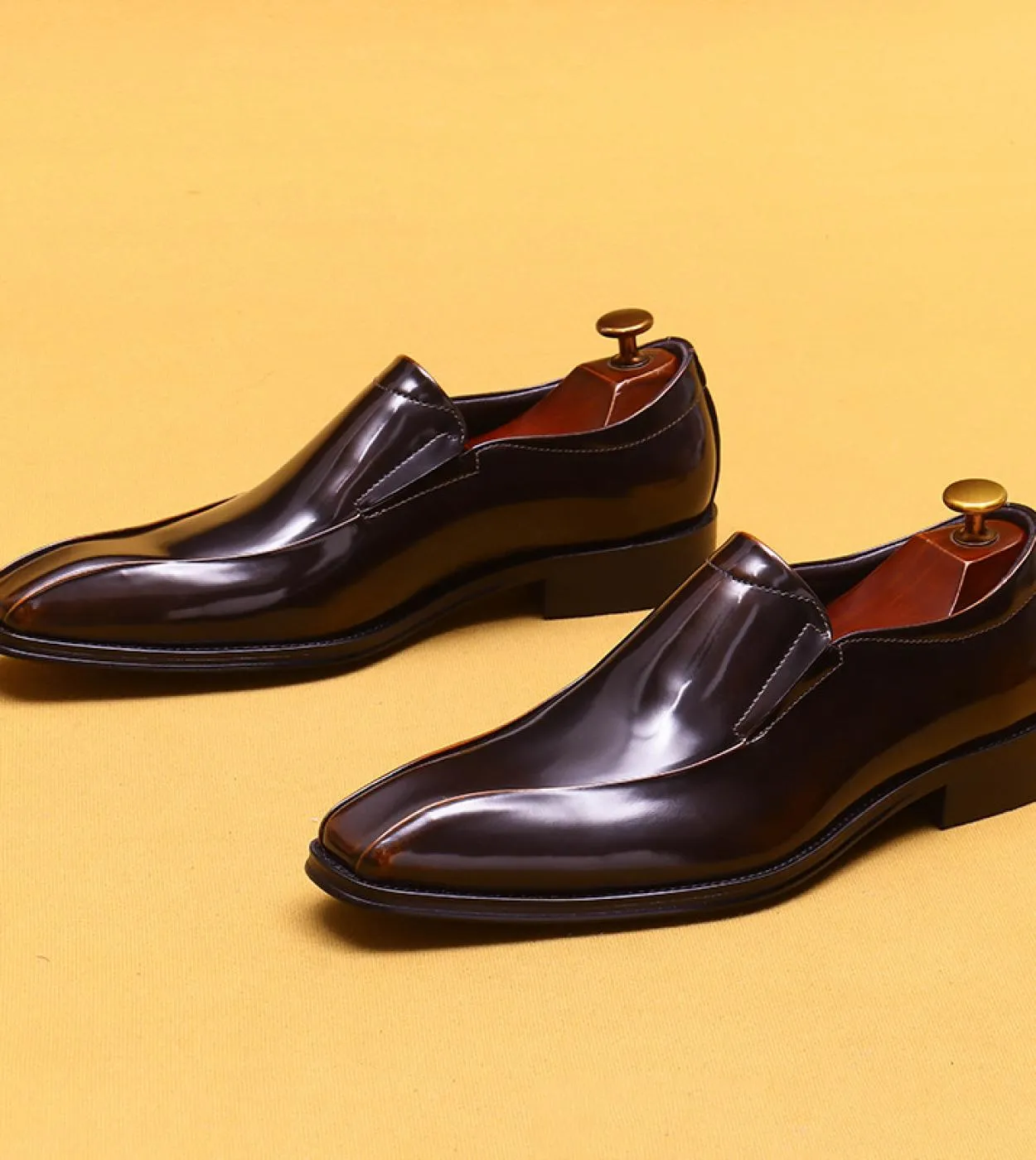 Mocassini eleganti da uomo italiani Luxury Genuine Leather 2023 New Style Desiger Abito in pelle verniciata Business Wedding Soc