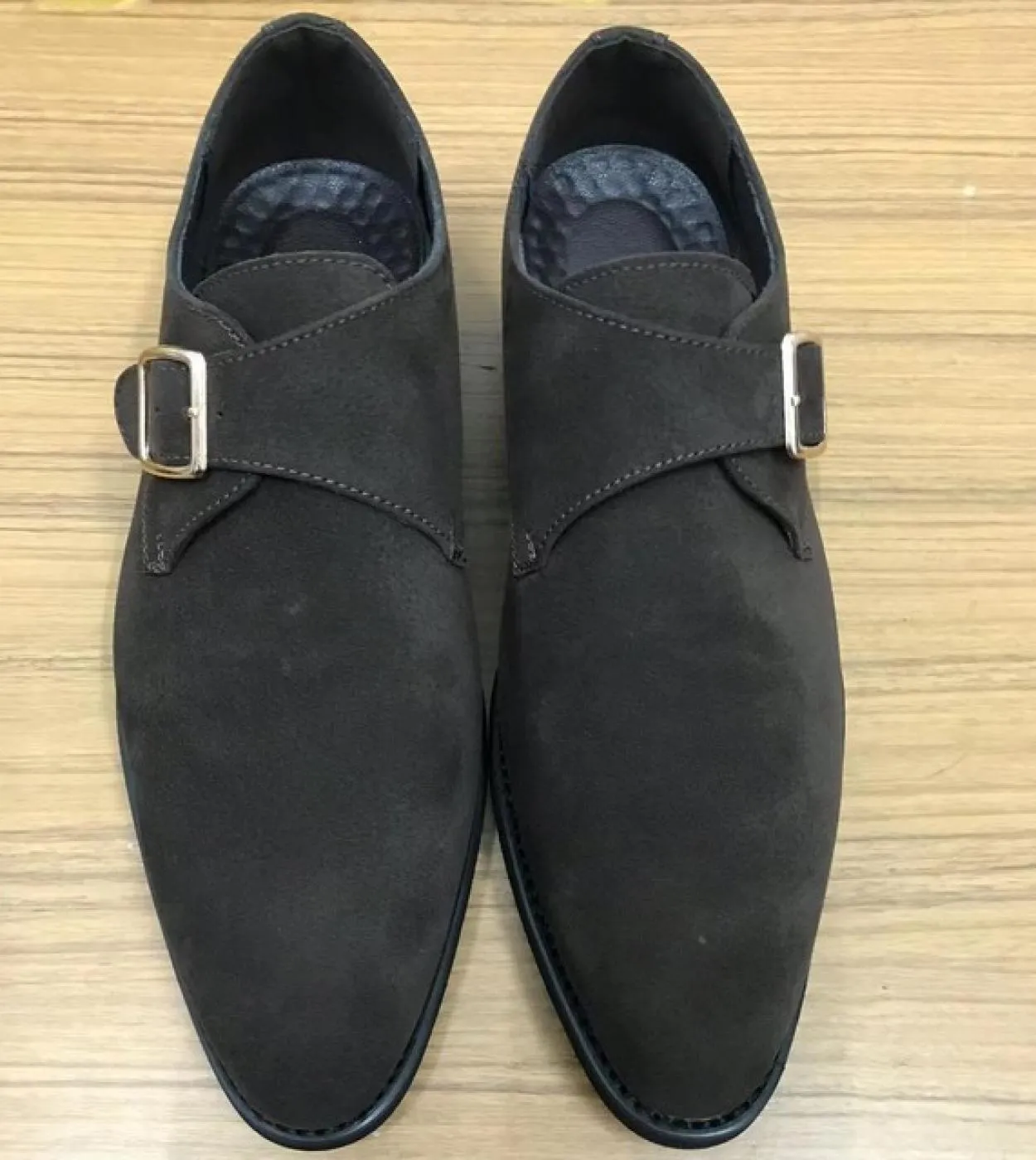 New Buckle Men Shoes Coffee Flock Mocassini traspiranti Scarpe casual Punta quadrata Fatti a mano Spedizione gratuita Zapatos De