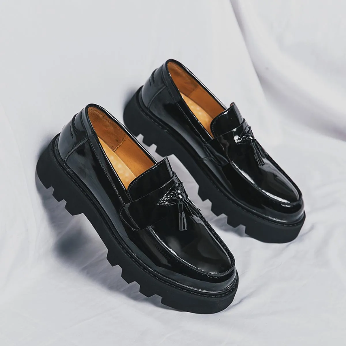 Nuovi mocassini neri da uomo scarpe in pelle PU traspirante antiscivolo decorazione nappa scarpe da uomo d'affari di moda