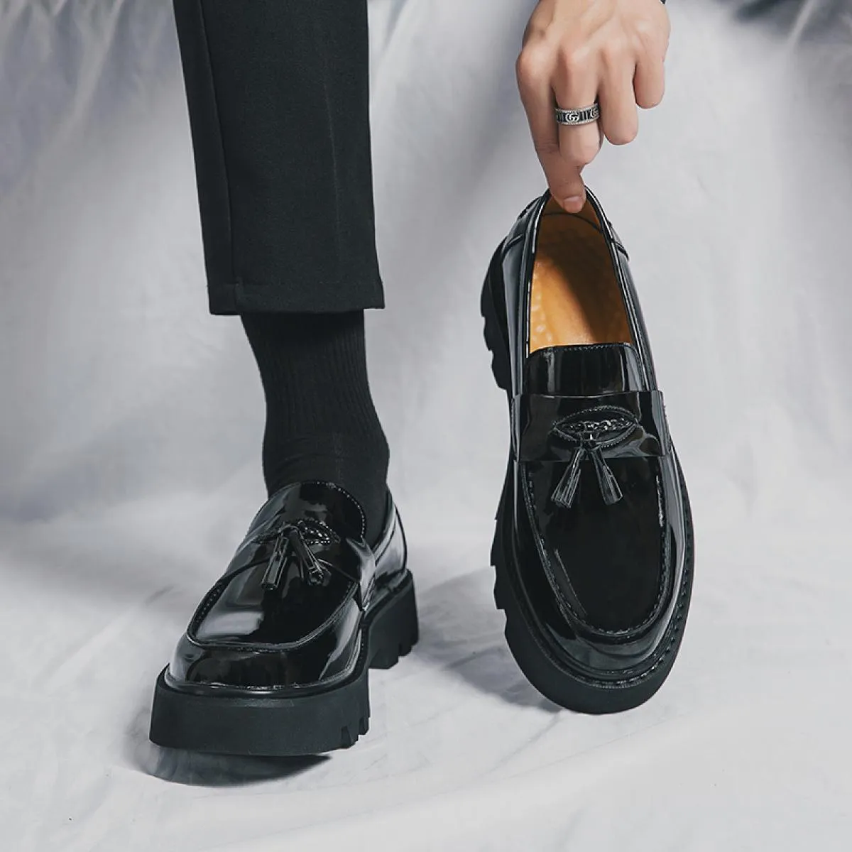 Nuovi mocassini neri da uomo scarpe in pelle PU traspirante antiscivolo decorazione nappa scarpe da uomo d'affari di moda