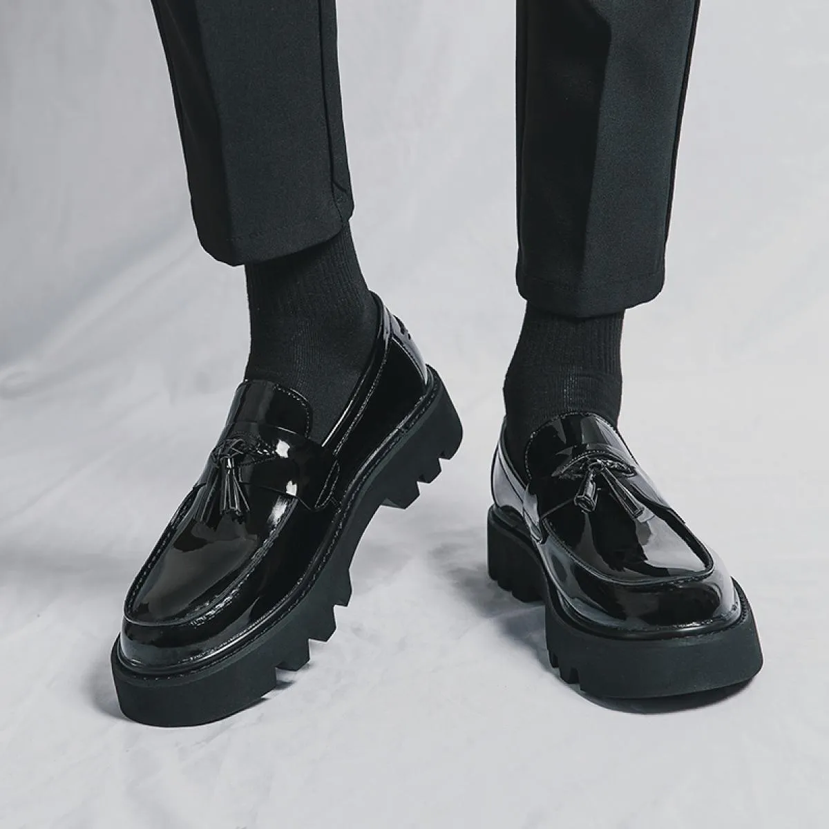 Nuovi mocassini neri da uomo scarpe in pelle PU traspirante antiscivolo decorazione nappa scarpe da uomo d'affari di moda