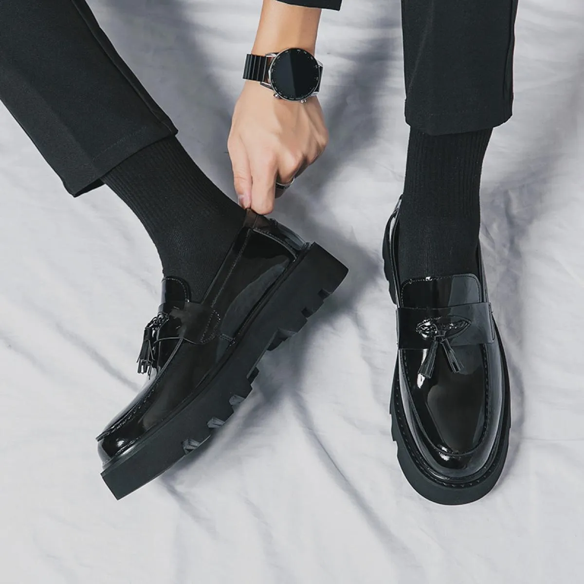 Nuovi mocassini neri da uomo scarpe in pelle PU traspirante antiscivolo decorazione nappa scarpe da uomo d'affari di moda