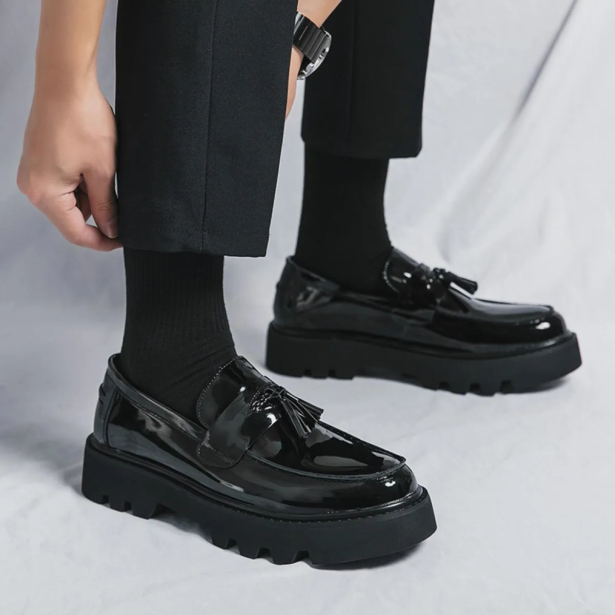 Nuovi mocassini neri da uomo scarpe in pelle PU traspirante antiscivolo decorazione nappa scarpe da uomo d'affari di moda