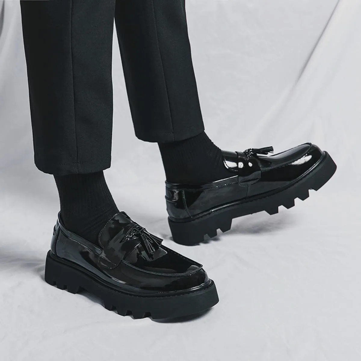 Nuovi mocassini neri da uomo scarpe in pelle PU traspirante antiscivolo decorazione nappa scarpe da uomo d'affari di moda