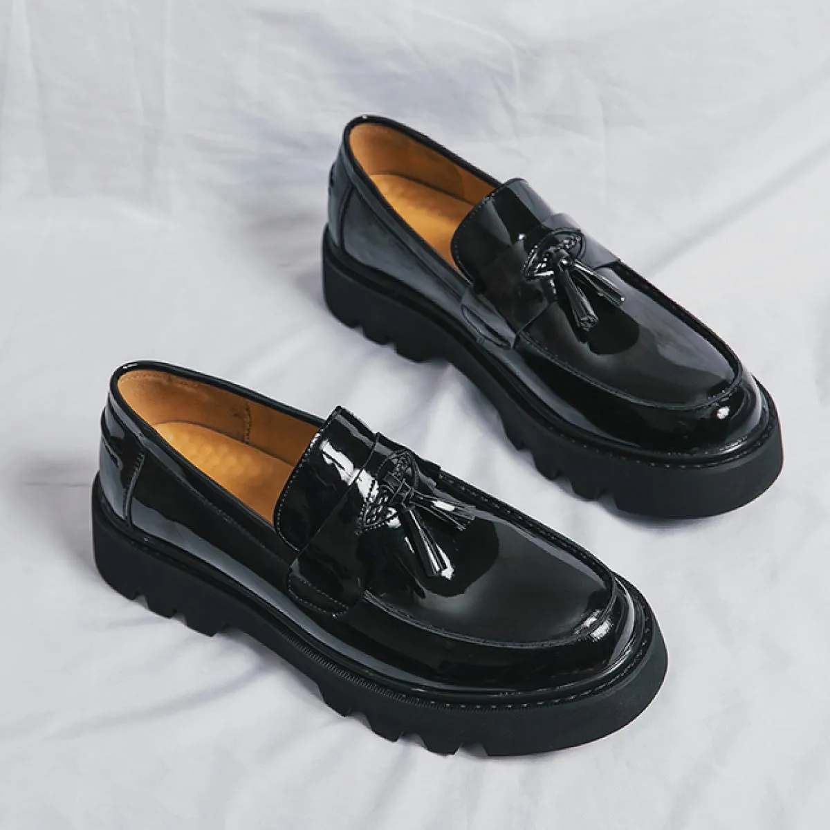 Nuovi mocassini neri da uomo scarpe in pelle PU traspirante antiscivolo decorazione nappa scarpe da uomo d'affari di moda