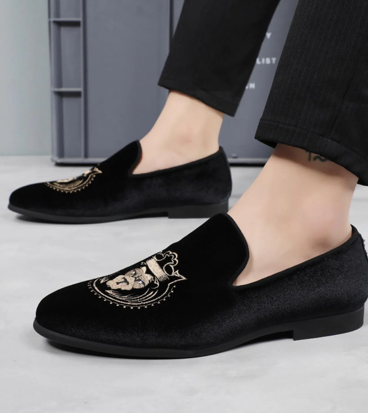 Nuovi mocassini Scarpe da uomo in pelle scamosciata color oro Tinta unita Classic Fashion Business Casual Wedding Scarpe elegant
