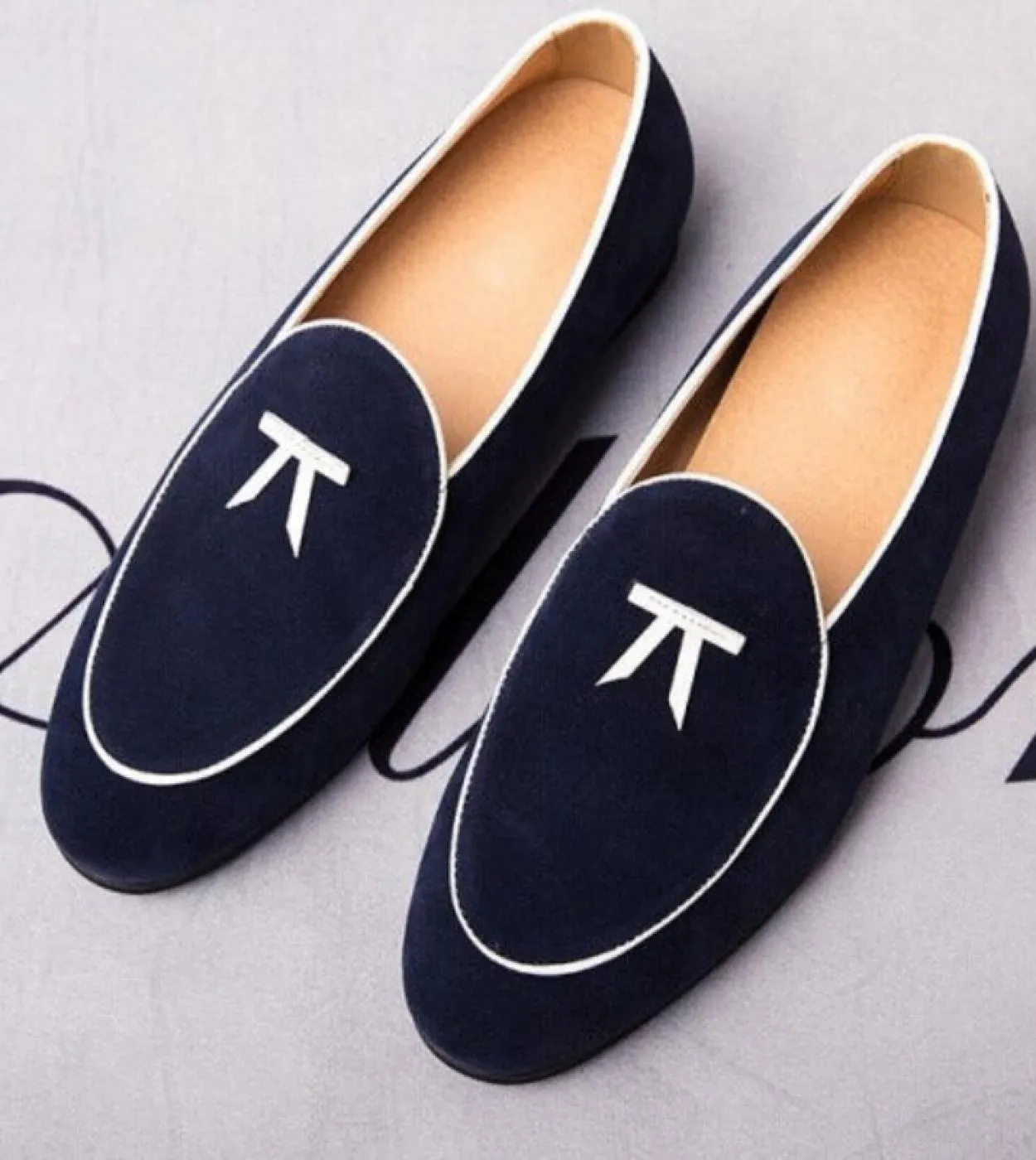 Nuovi mocassini Scarpe da uomo Retro Velluto oro Moda All Match Business Casual Matrimonio Cuciture classiche Scarpa con fiocco