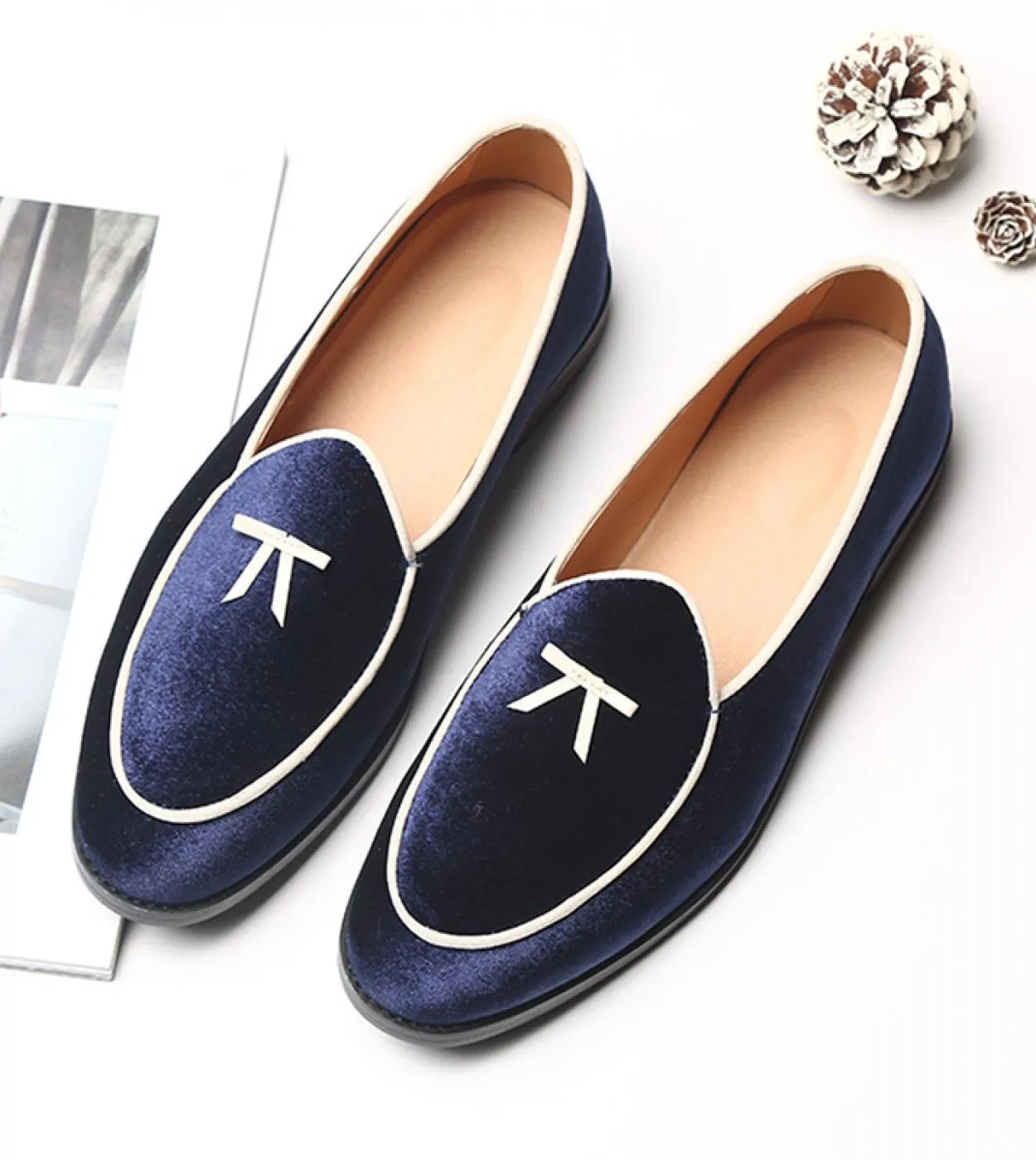 Nuovi mocassini Scarpe da uomo Retro Velluto oro Moda All Match Business Casual Matrimonio Cuciture classiche Scarpa con fiocco