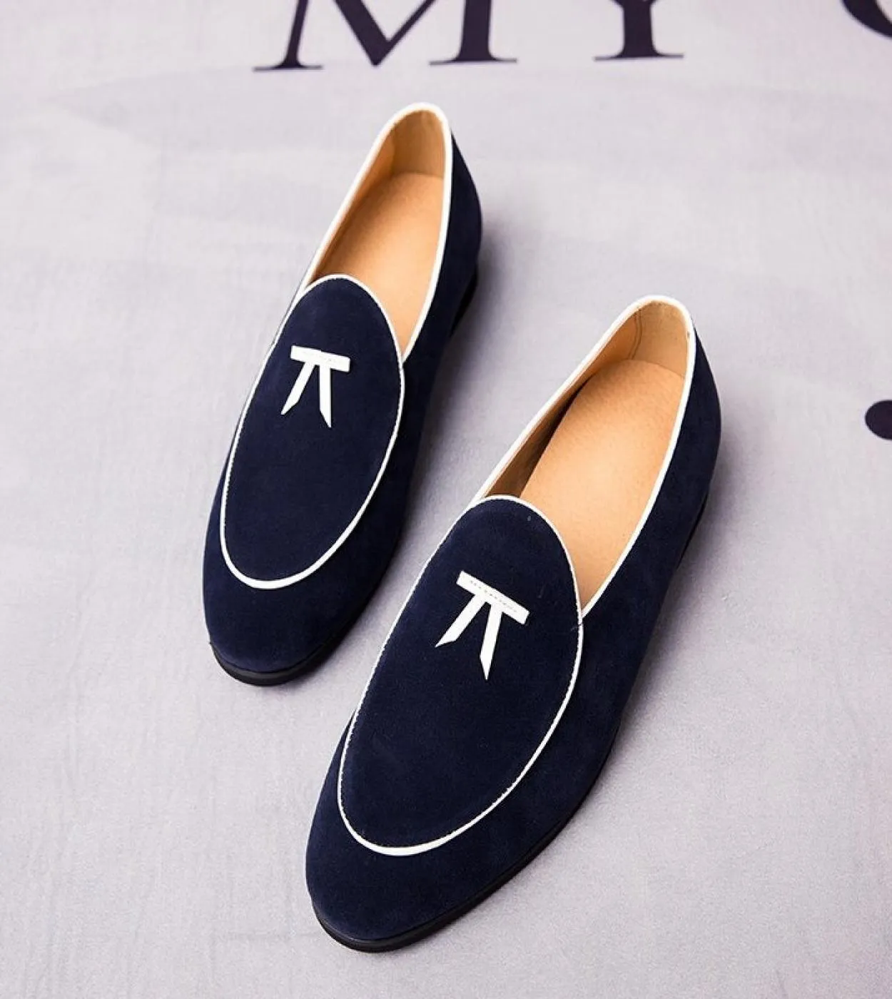 Nuovi mocassini Scarpe da uomo Retro Velluto oro Moda All Match Business Casual Matrimonio Cuciture classiche Scarpa con fiocco