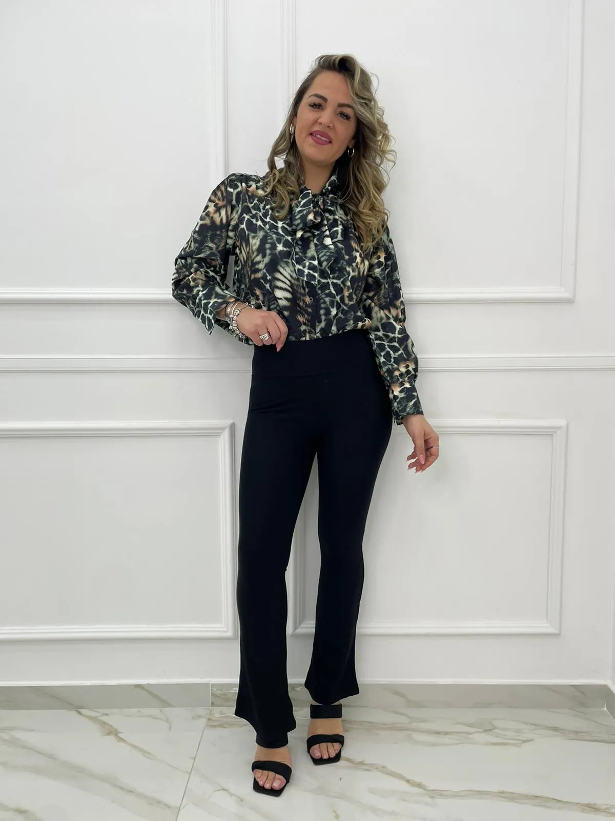 Pantalone tessuto elastico a zampa vita alta