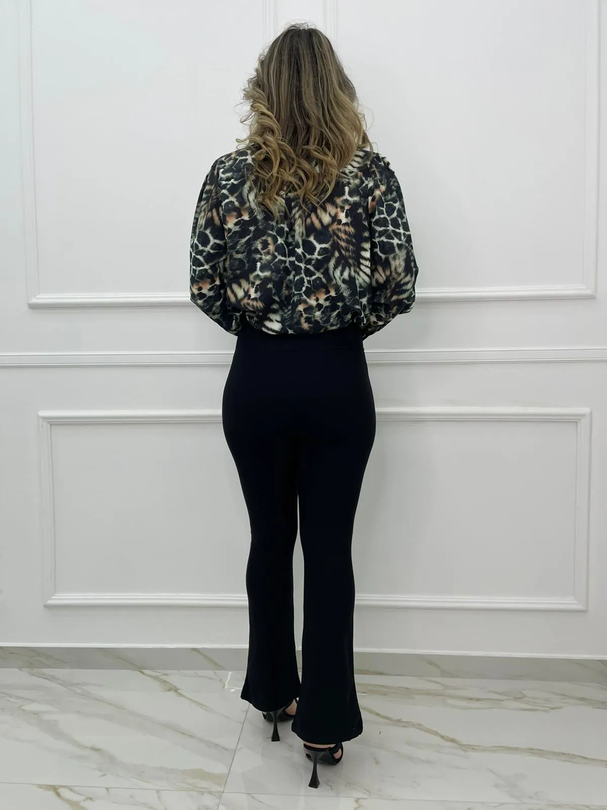 Pantalone tessuto elastico a zampa vita alta