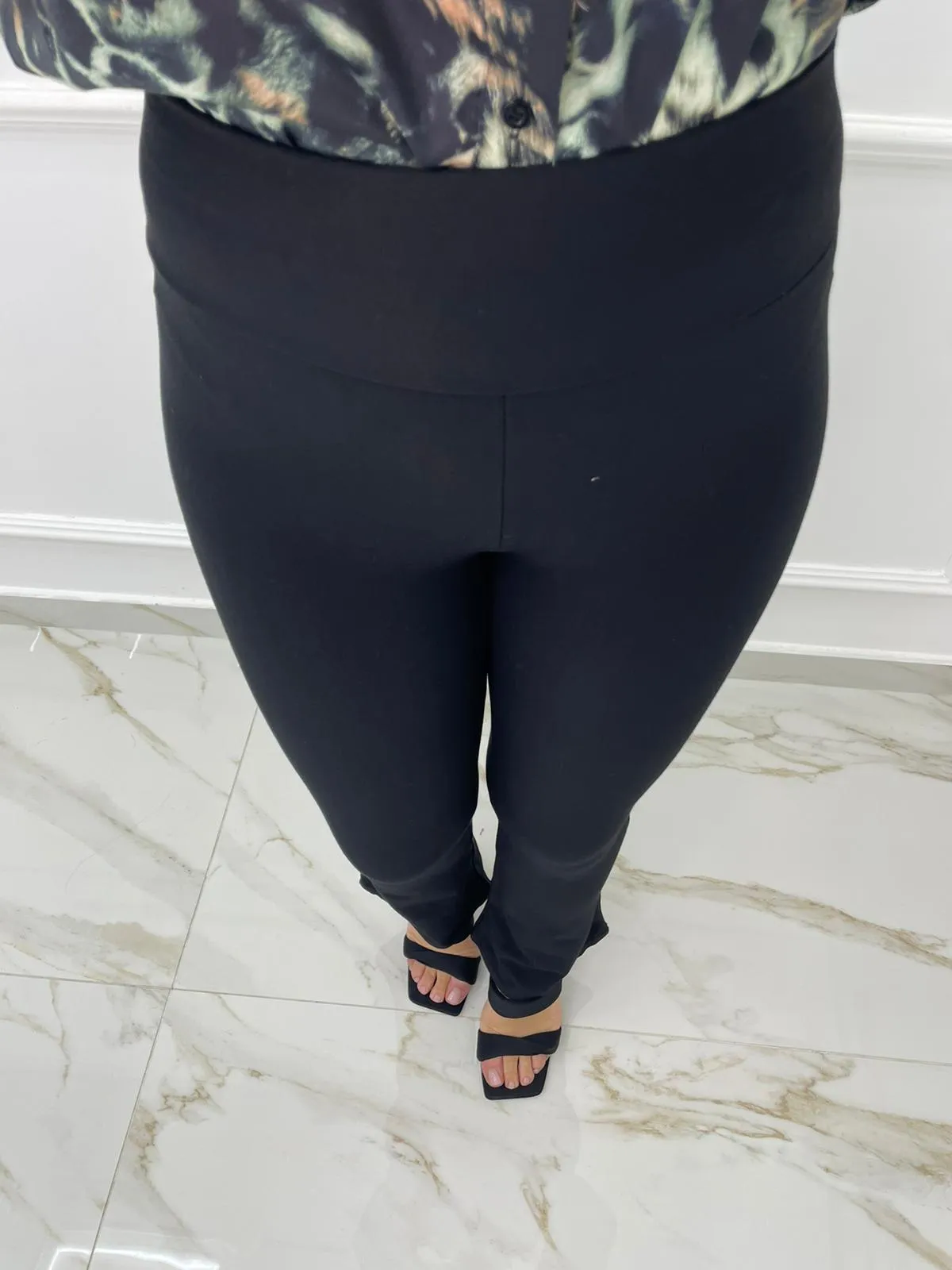 Pantalone tessuto elastico a zampa vita alta