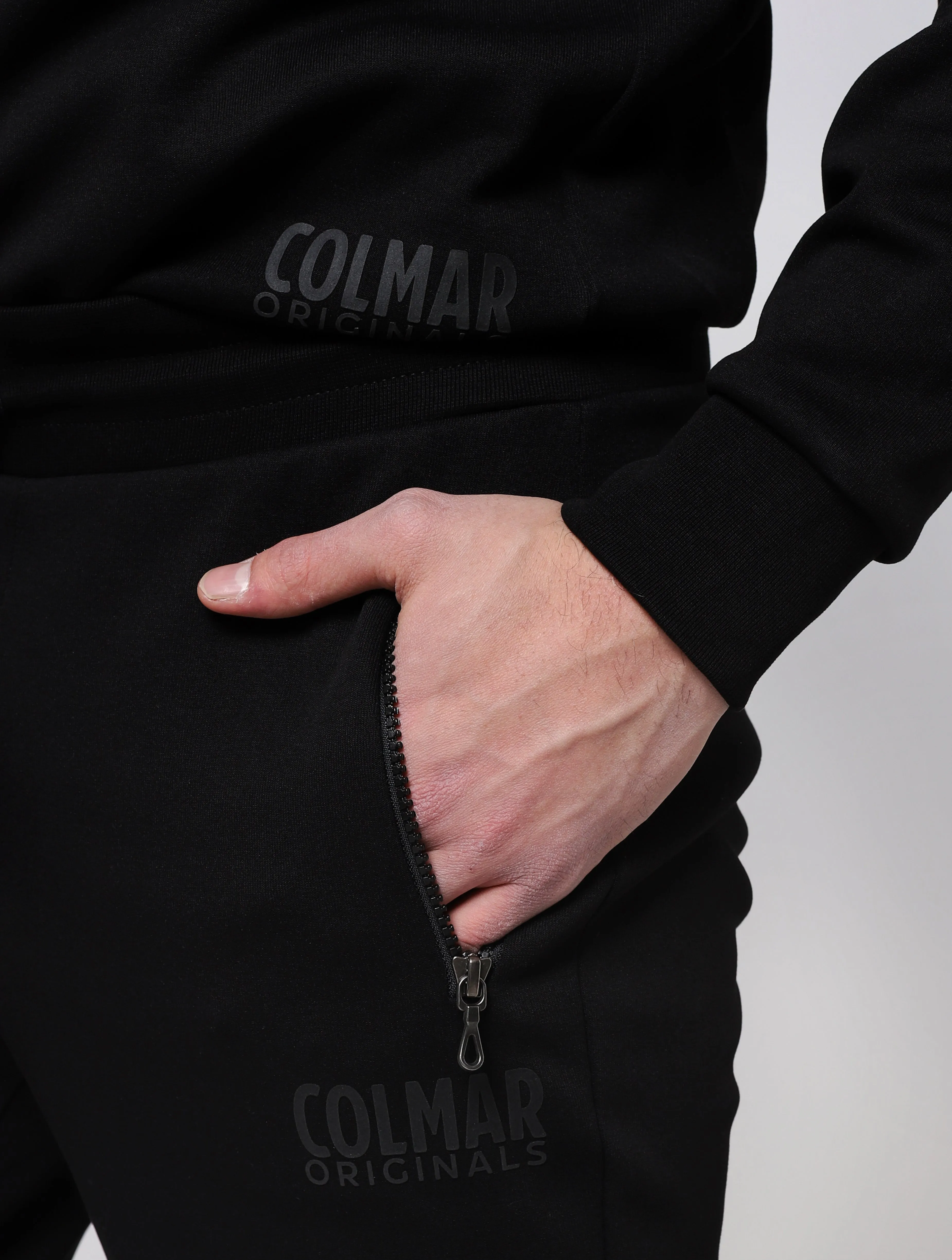 Pantaloni con vita elasticizzata in maglia a costine con coulisse di regolazione tasche laterali con zip taschino posteriore fon