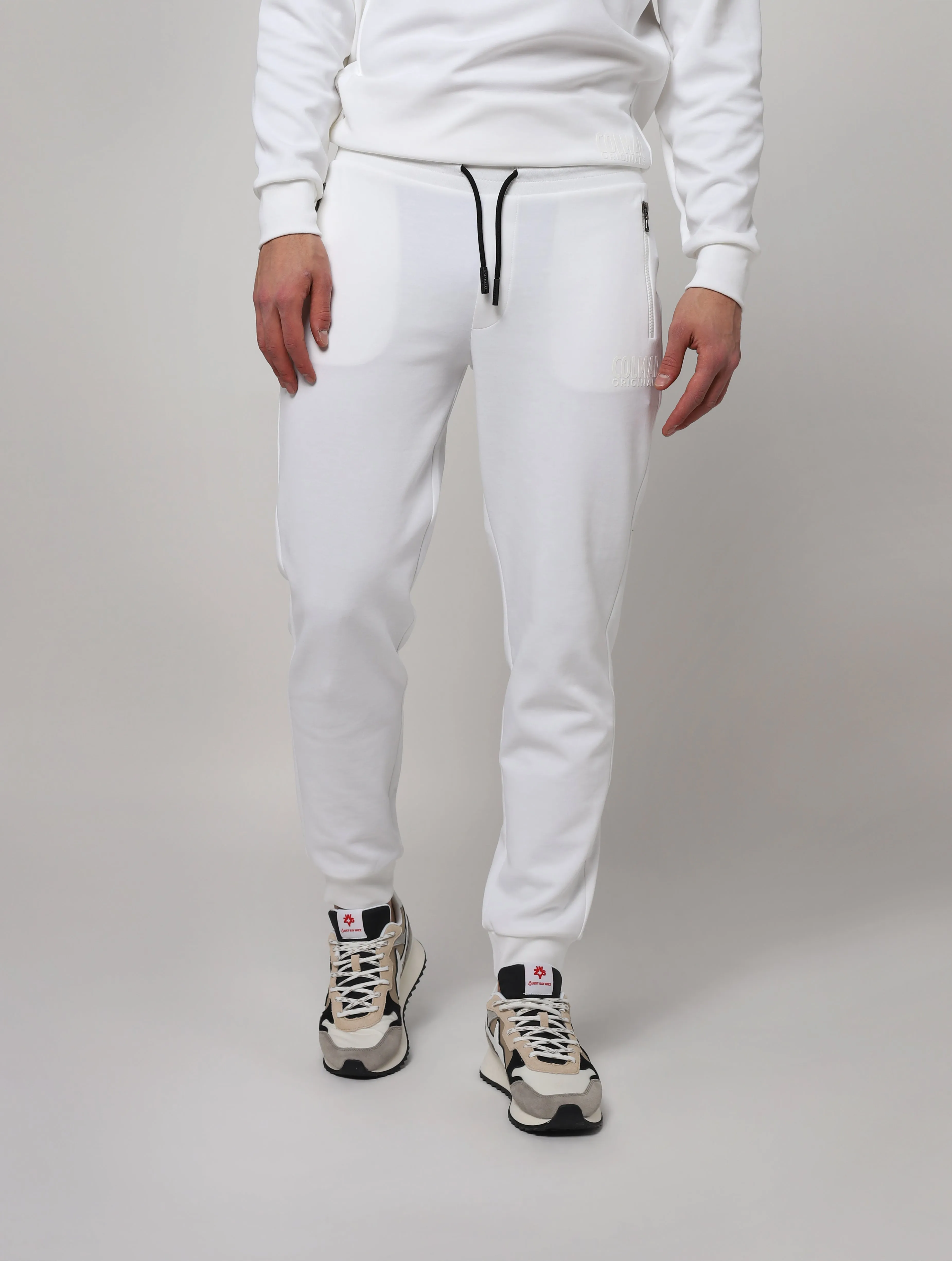 Pantaloni elasticizzati in vita, in maglia a costine con coulisse di regolazione tasche laterali con zip. Taschino posteriore, f