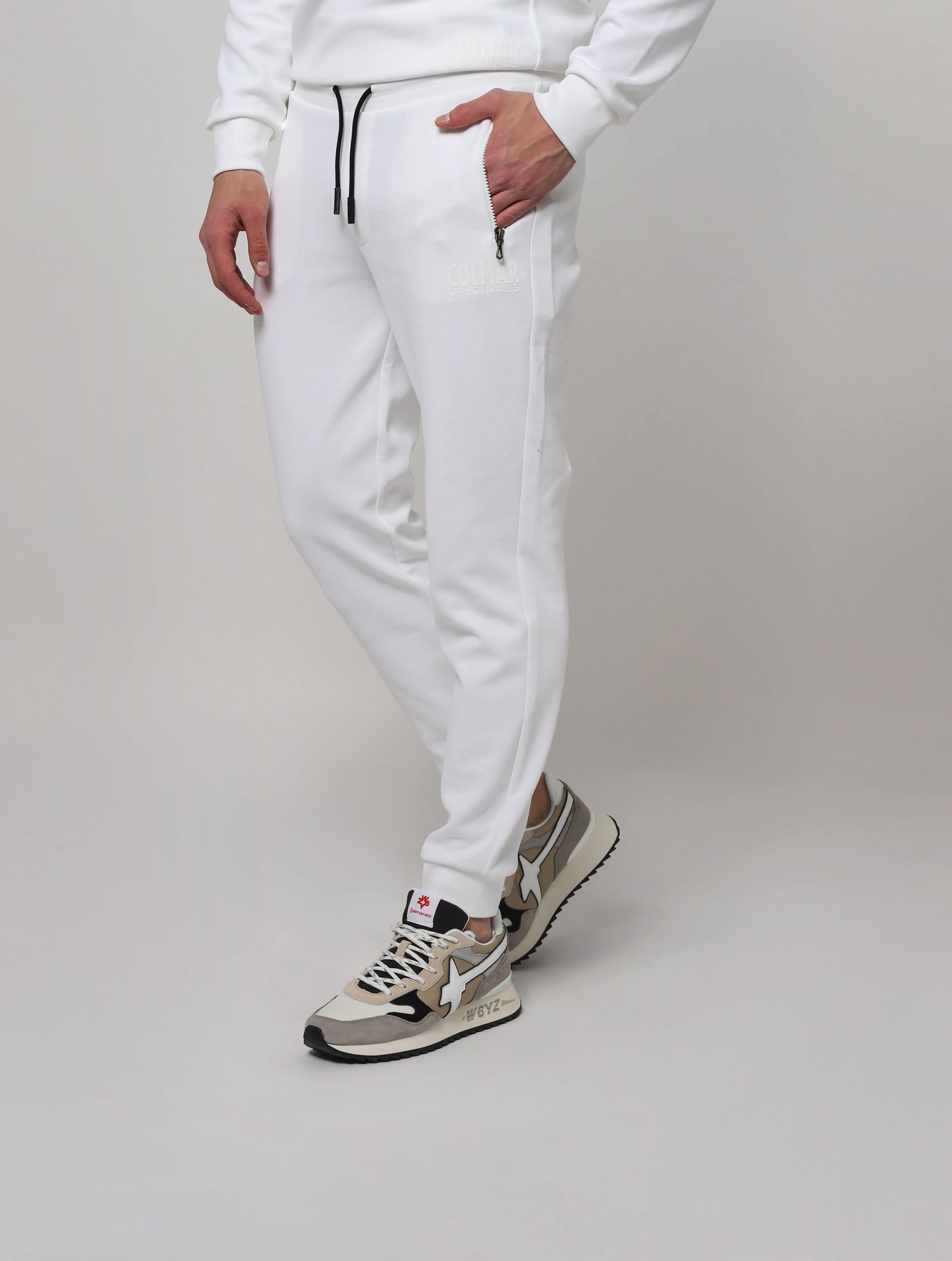 Pantaloni elasticizzati in vita, in maglia a costine con coulisse di regolazione tasche laterali con zip. Taschino posteriore, f