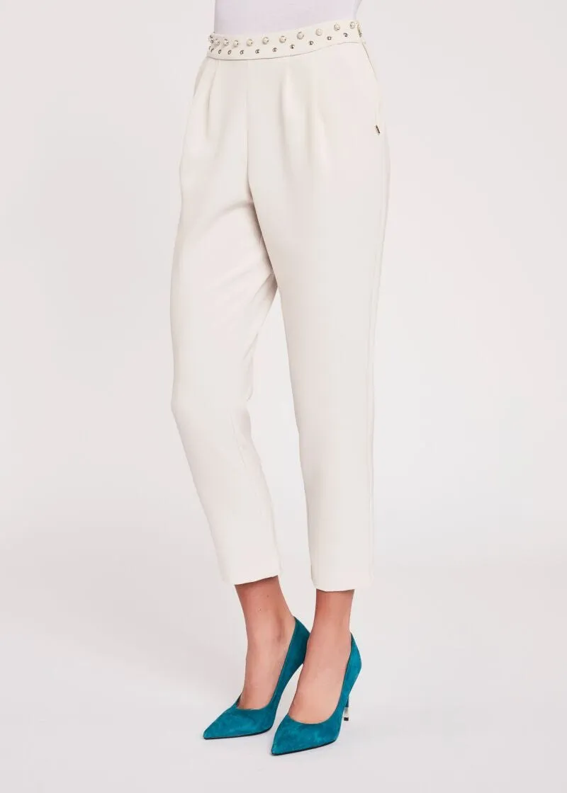 Pantaloni in crệpe con perle