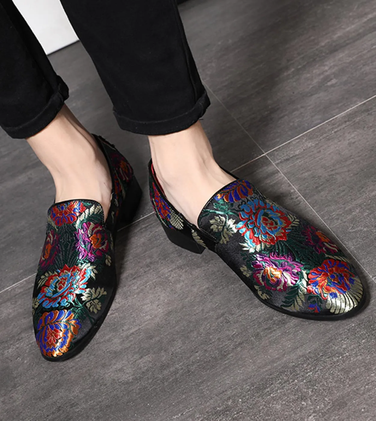 Scarpe da uomo Mocassini con fiori in stile cinese Moda Classic Sapato Social Masculino Calzature Scarpe formali Casual Zapatos