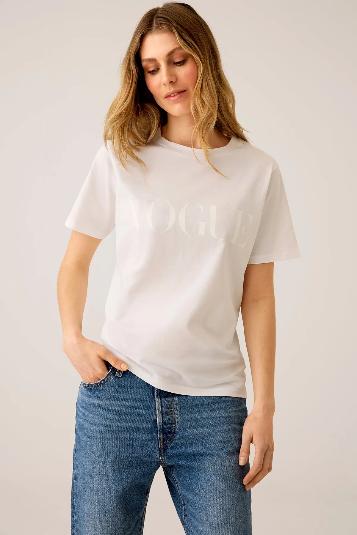 T-Shirt VOGUE bianca con logo stampato tono su tono-