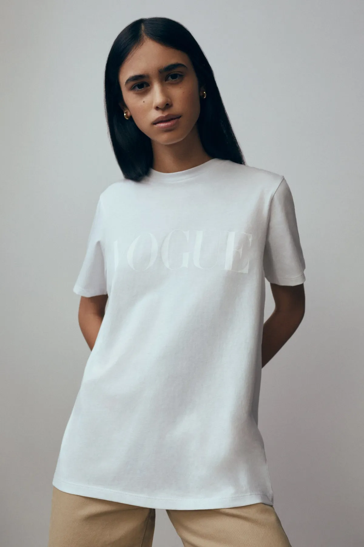 T-Shirt VOGUE bianca con logo stampato tono su tono-