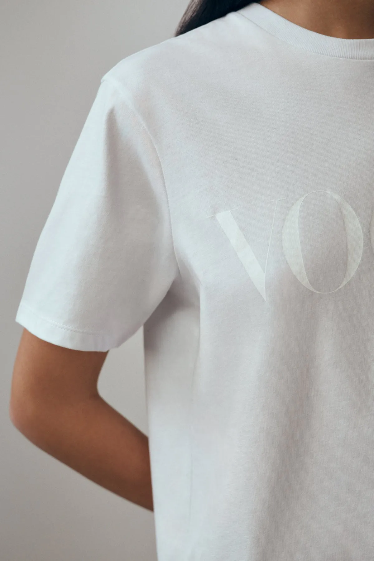 T-Shirt VOGUE bianca con logo stampato tono su tono-