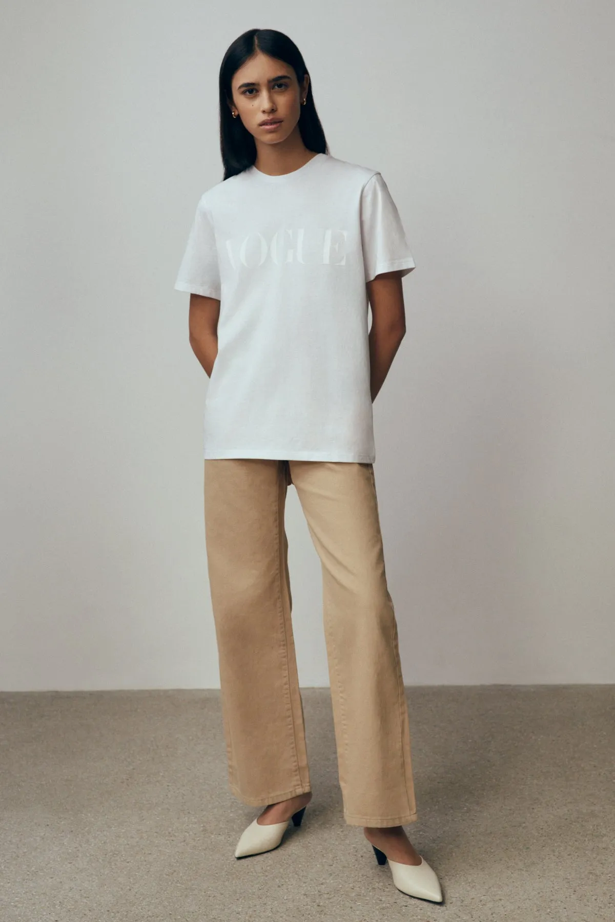 T-Shirt VOGUE bianca con logo stampato tono su tono-