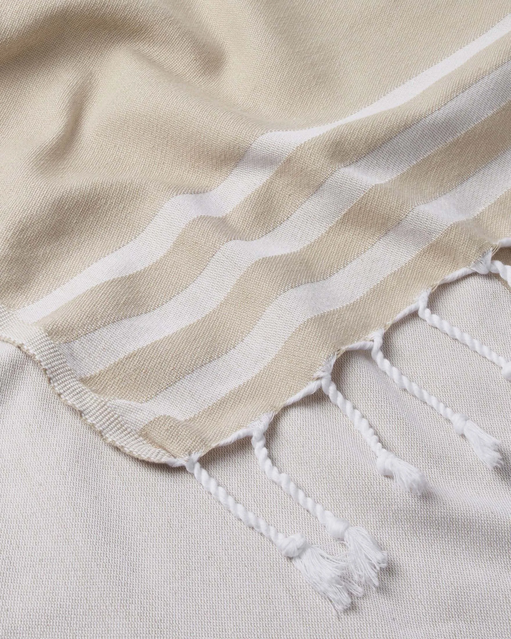 Telo mare beige in tela fouta di cotone con maxi logo bianco