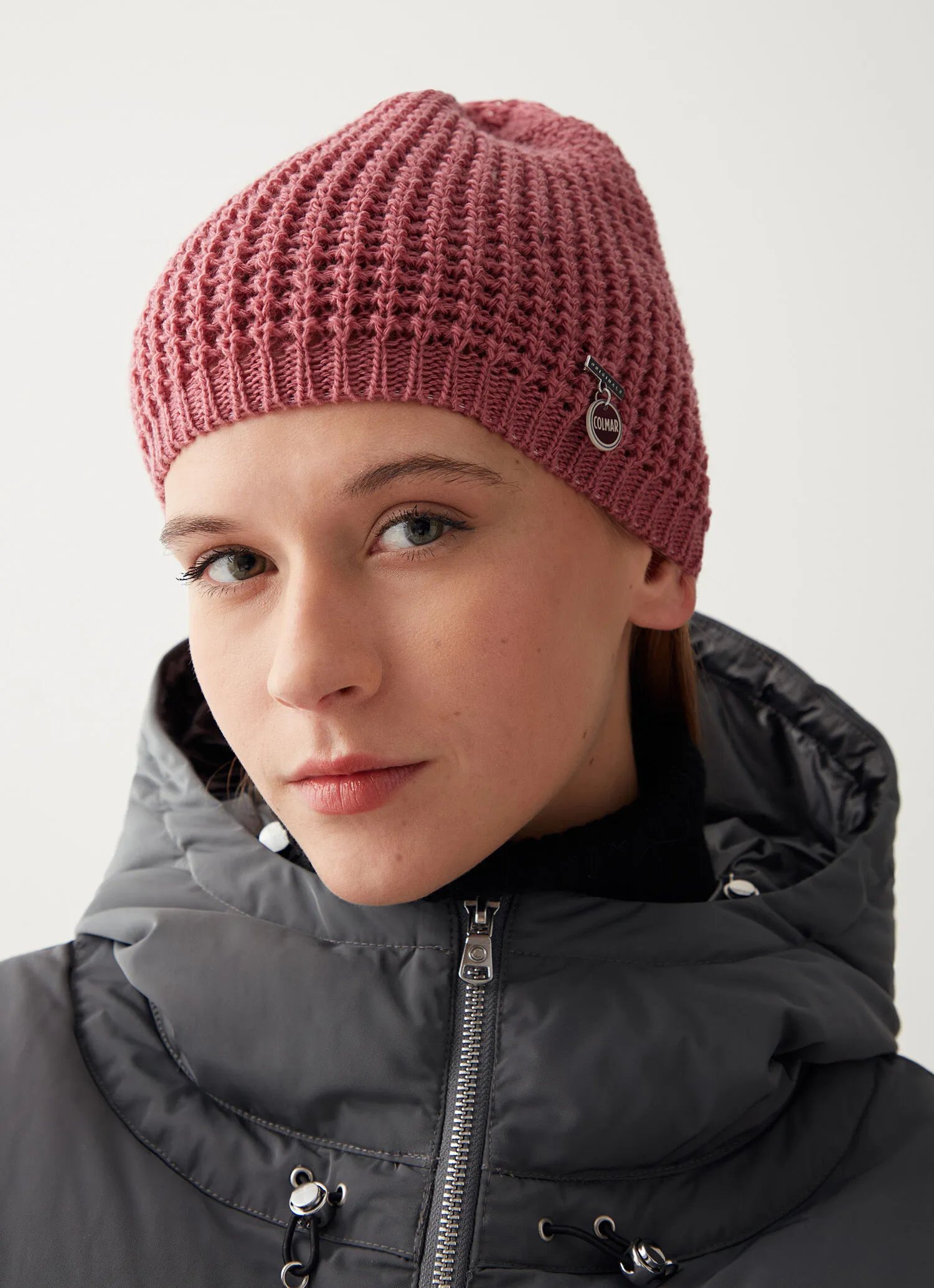 Women’s hat with logo brooch